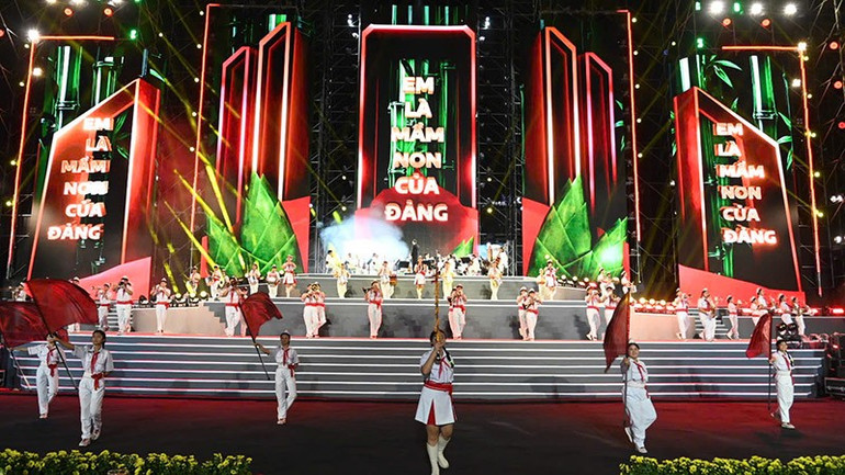 Chương trình nghệ thuật mừng Đại hội đại biểu Đảng bộ Thành phố Hồ Chí Minh “Dưới ánh sáng quang vinh” - Ảnh 3. Chương trình nghệ thuật mừng Đại hội đại biểu Đảng bộ Thành phố Hồ Chí Minh “Dưới ánh sáng quang vinh” - Ảnh 3.