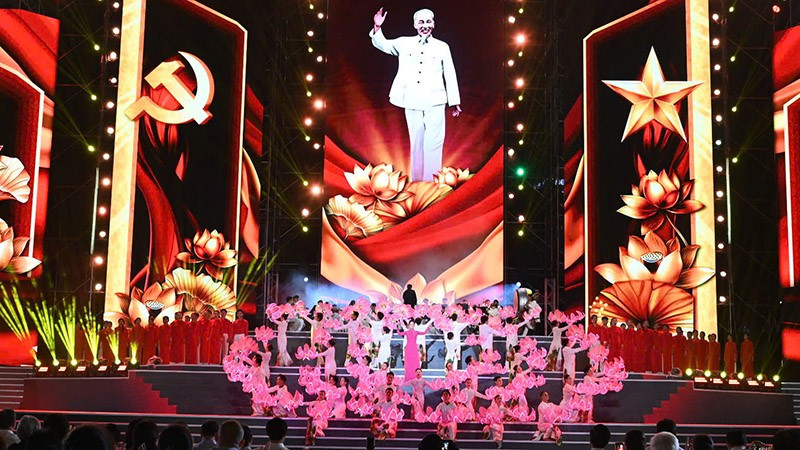 Chương trình nghệ thuật mừng Đại hội đại biểu Đảng bộ Thành phố Hồ Chí Minh “Dưới ánh sáng quang vinh” - Ảnh 1.