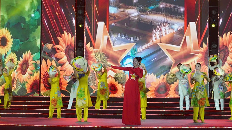 Chương trình nghệ thuật mừng Đại hội đại biểu Đảng bộ Thành phố Hồ Chí Minh “Dưới ánh sáng quang vinh” - Ảnh 4. Chương trình nghệ thuật mừng Đại hội đại biểu Đảng bộ Thành phố Hồ Chí Minh “Dưới ánh sáng quang vinh” - Ảnh 4.