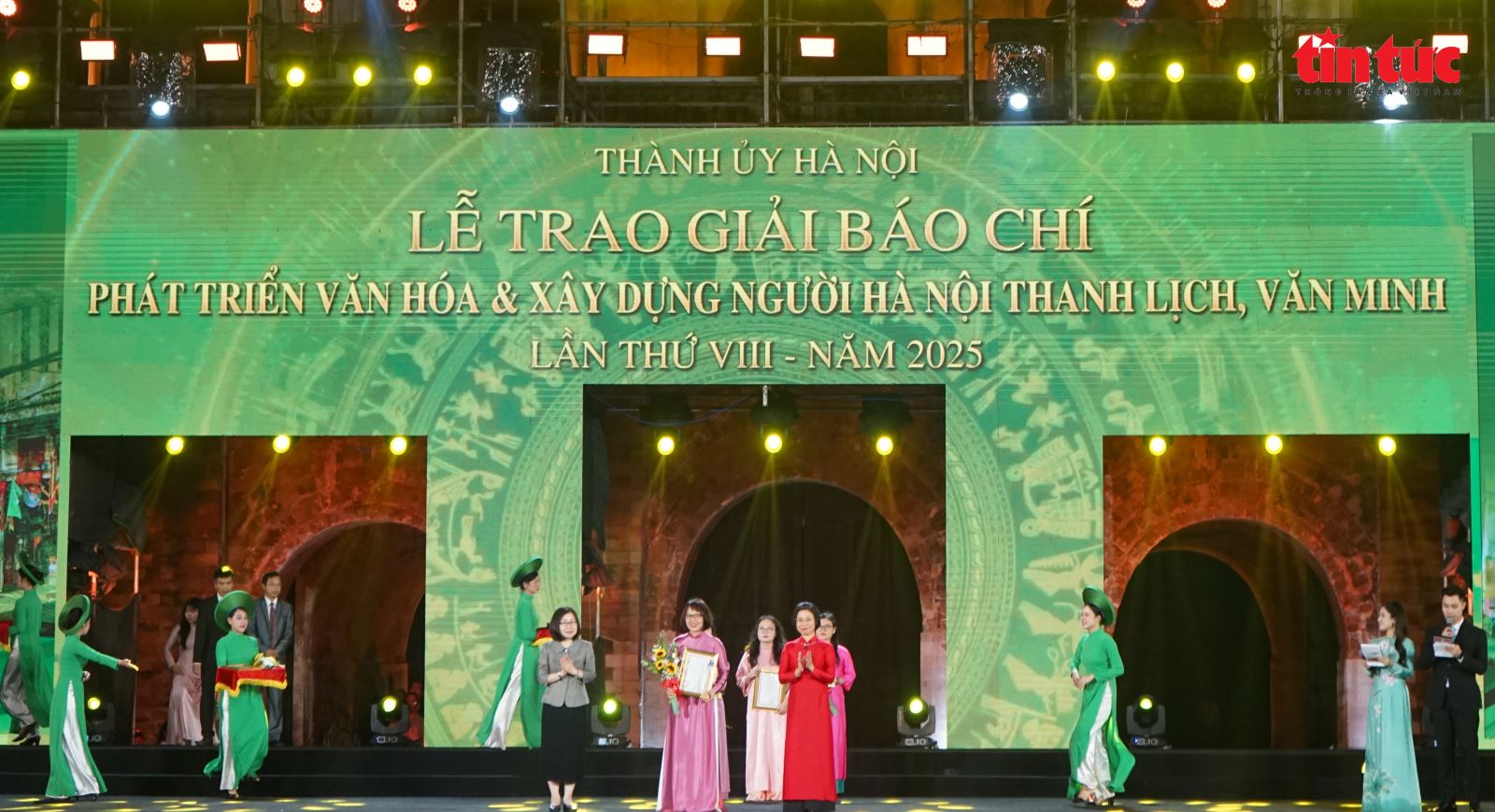 Trao giải báo chí về phát triển văn hóa và xây dựng người Hà Nội thanh lịch, văn minh - Ảnh 7. Trao giải báo chí về phát triển văn hóa và xây dựng người Hà Nội thanh lịch, văn minh - Ảnh 7.
