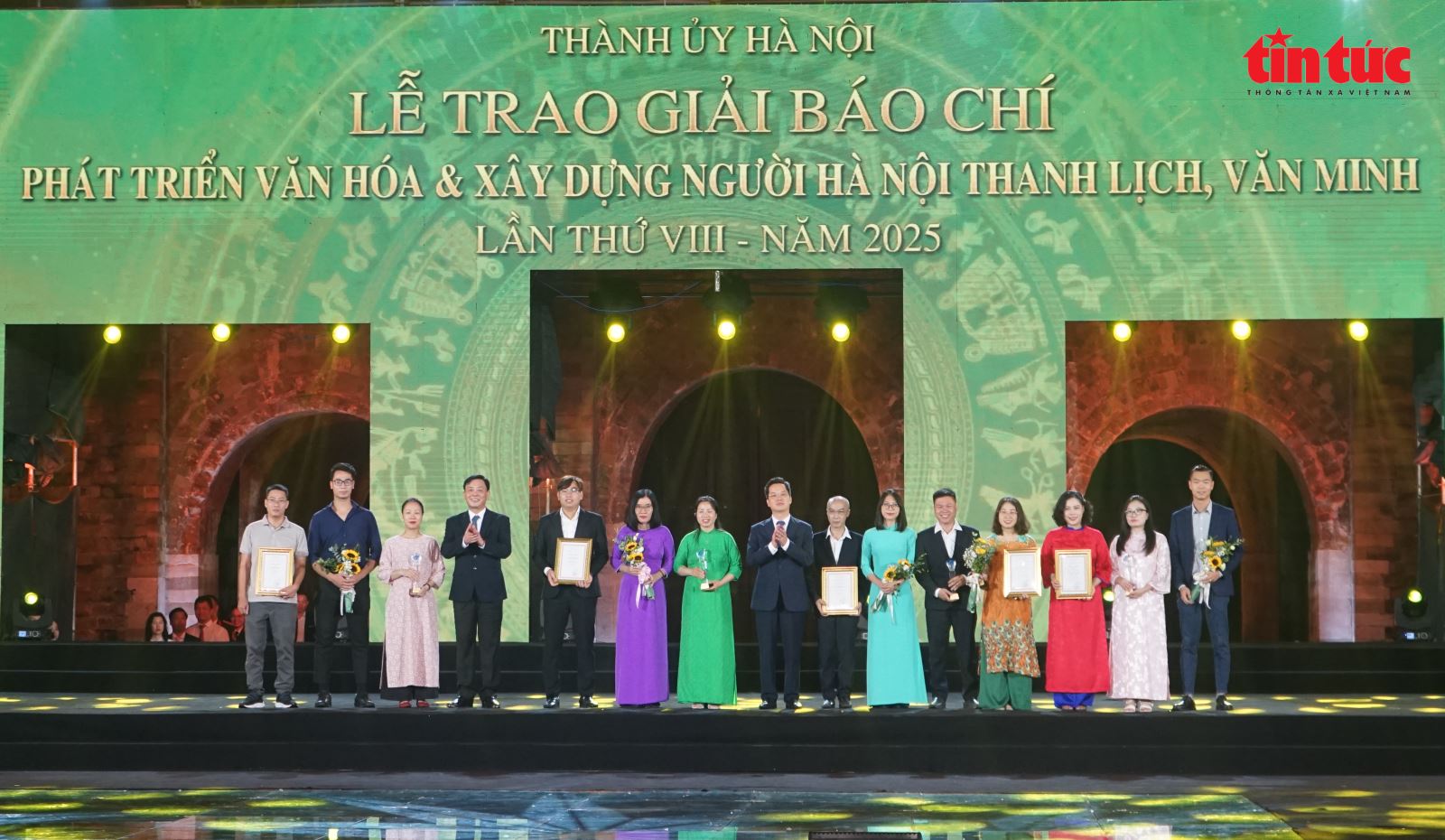 Trao giải báo chí về phát triển văn hóa và xây dựng người Hà Nội thanh lịch, văn minh - Ảnh 6. Trao giải báo chí về phát triển văn hóa và xây dựng người Hà Nội thanh lịch, văn minh - Ảnh 6.
