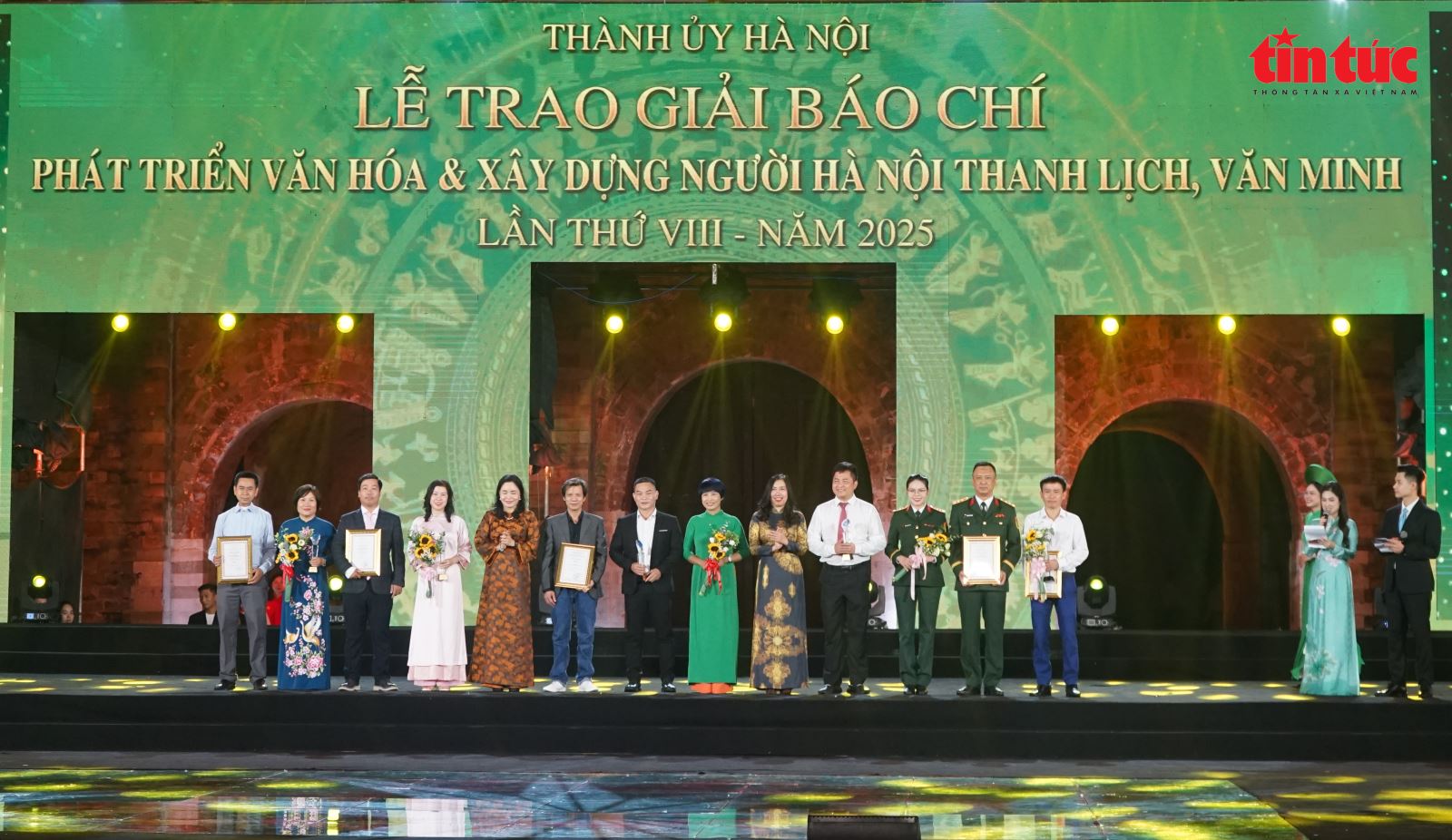 Trao giải báo chí về phát triển văn hóa và xây dựng người Hà Nội thanh lịch, văn minh - Ảnh 5. Trao giải báo chí về phát triển văn hóa và xây dựng người Hà Nội thanh lịch, văn minh - Ảnh 5.