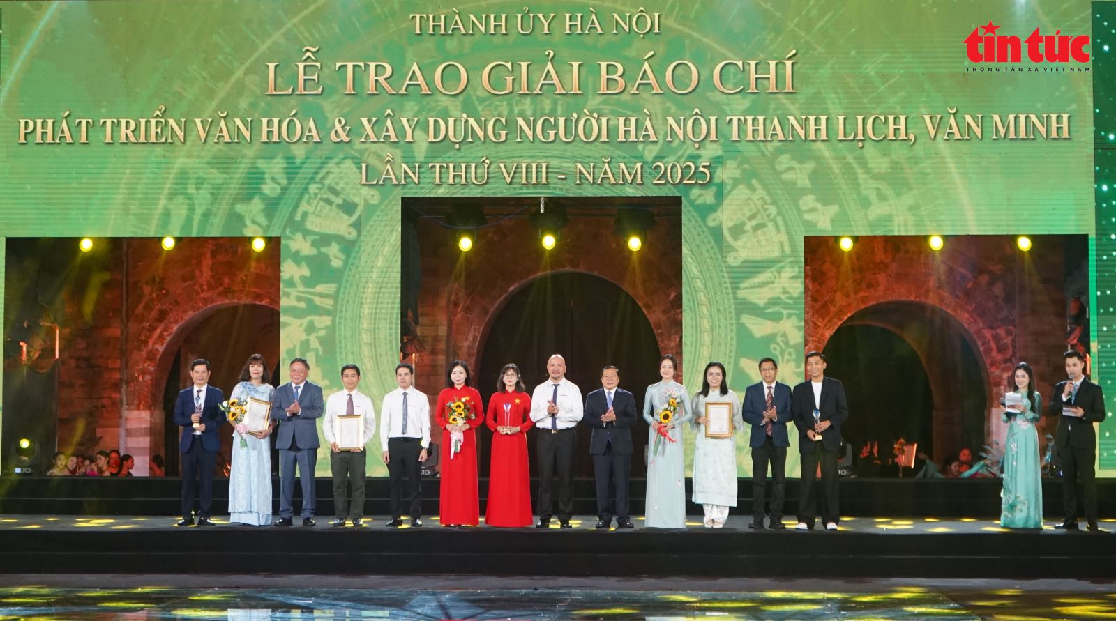 Trao giải báo chí về phát triển văn hóa và xây dựng người Hà Nội thanh lịch, văn minh - Ảnh 3. Trao giải báo chí về phát triển văn hóa và xây dựng người Hà Nội thanh lịch, văn minh - Ảnh 3.