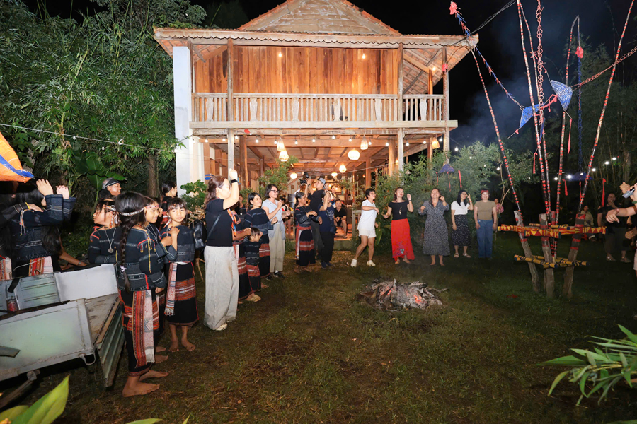 Đoàn Famtrip Cục Du lịch Quốc gia Việt Nam gặp gỡ ngành du lịch tỉnh Gia Lai - Ảnh 4. Đoàn Famtrip Cục Du lịch Quốc gia Việt Nam gặp gỡ ngành du lịch tỉnh Gia Lai - Ảnh 4.