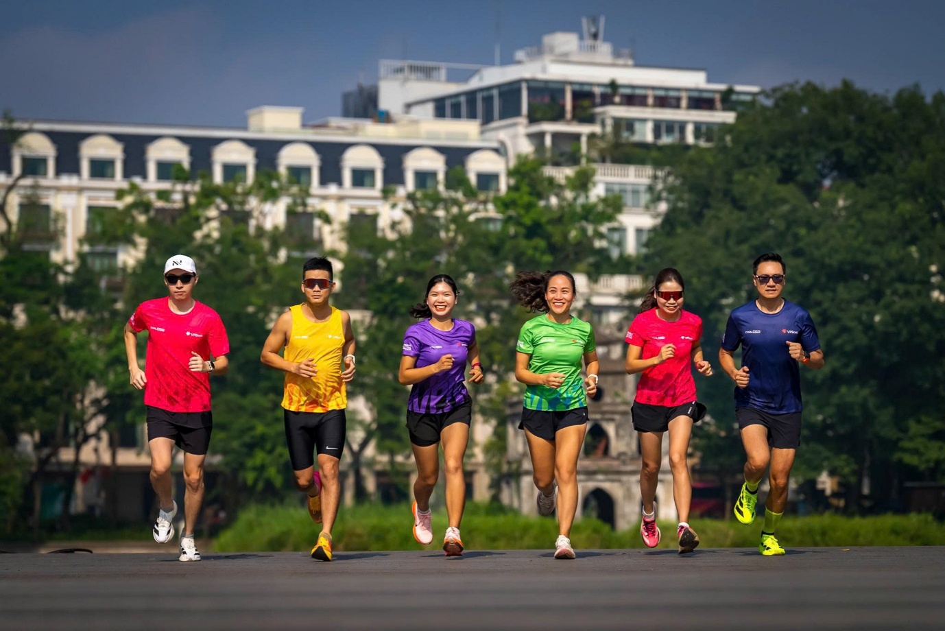 Hơn 11.000 vận động viên tham gia giải chạy biểu tượng của Hà Nội - VPBank Hanoi International Marathon 2025 - Ảnh 1. Hơn 11.000 vận động viên tham gia giải chạy biểu tượng của Hà Nội - VPBank Hanoi International Marathon 2025 - Ảnh 1.