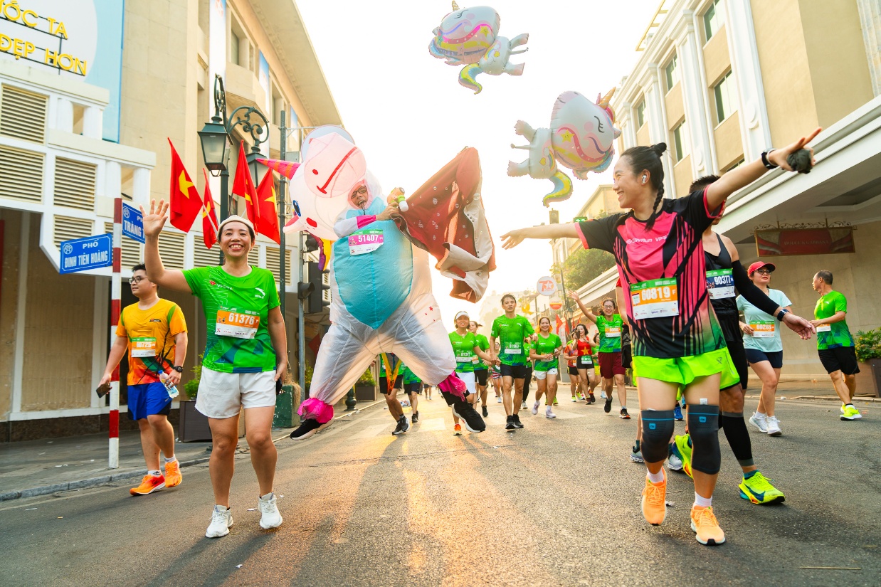 Hơn 11.000 vận động viên tham gia giải chạy biểu tượng của Hà Nội - VPBank Hanoi International Marathon 2025 - Ảnh 2. Hơn 11.000 vận động viên tham gia giải chạy biểu tượng của Hà Nội - VPBank Hanoi International Marathon 2025 - Ảnh 2.
