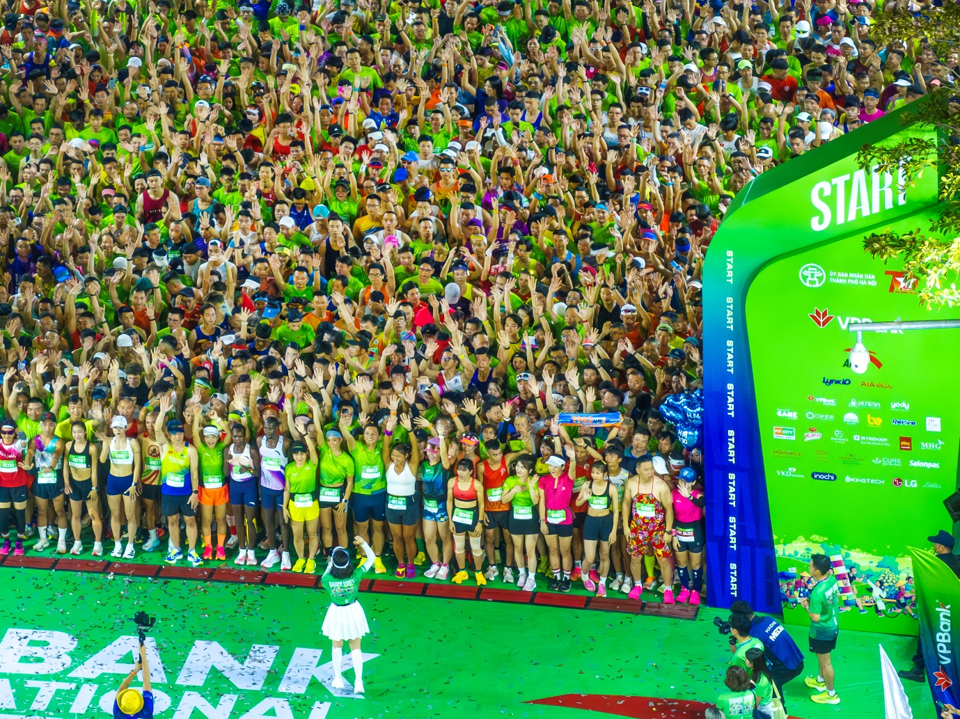 Hơn 11.000 vận động viên tham gia giải chạy biểu tượng của Hà Nội - VPBank Hanoi International Marathon 2025 - Ảnh 4. Hơn 11.000 vận động viên tham gia giải chạy biểu tượng của Hà Nội - VPBank Hanoi International Marathon 2025 - Ảnh 4.