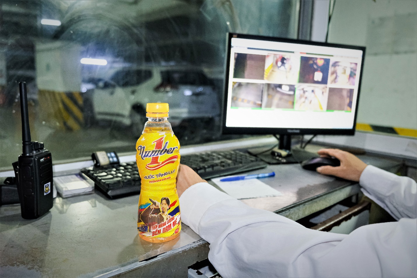 Ánh đèn ca đêm và hành trình bền đam mê để không ngừng bước tới của người gác cổng bình yên - Ảnh 1.