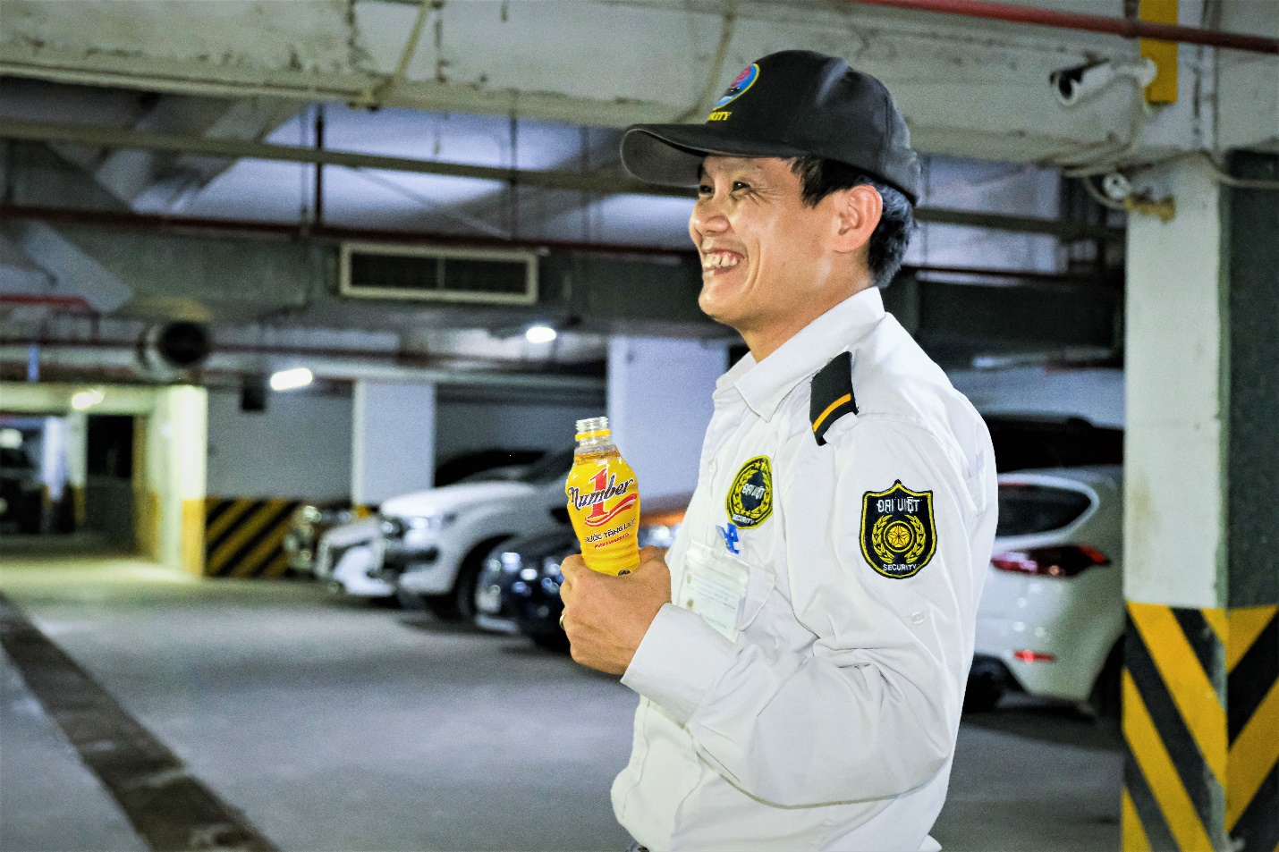 Ánh đèn ca đêm và hành trình bền đam mê để không ngừng bước tới của người gác cổng bình yên - Ảnh 2.
