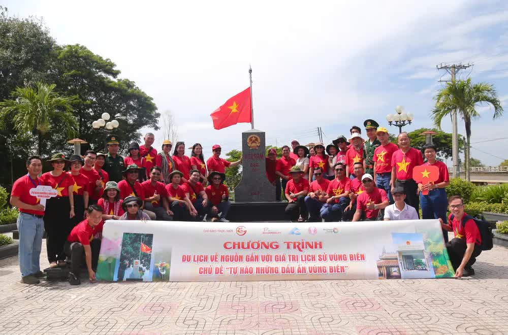 TP. Hồ Chí Minh ra mắt tour ‘Tự hào những dấu ấn vùng biên’ kết nối Đồng Tháp, An Giang - Ảnh 2. TP. Hồ Chí Minh ra mắt tour ‘Tự hào những dấu ấn vùng biên’ kết nối Đồng Tháp, An Giang - Ảnh 2.