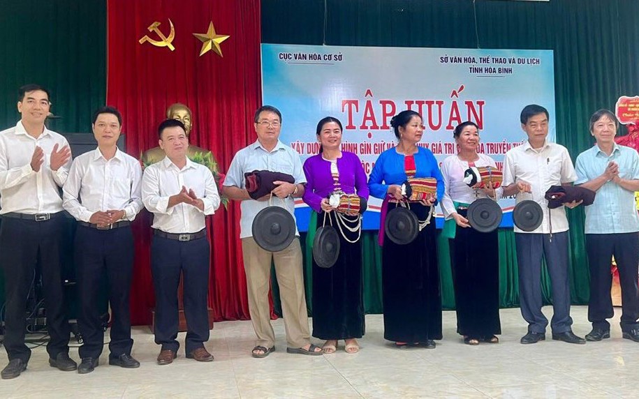 Xây dựng, nhân rộng mô hình câu lạc bộ hoạt động văn hóa văn nghệ nhằm bảo tồn và phát huy các giá trị văn hóa truyền thống trong xây dựng nông thôn mới