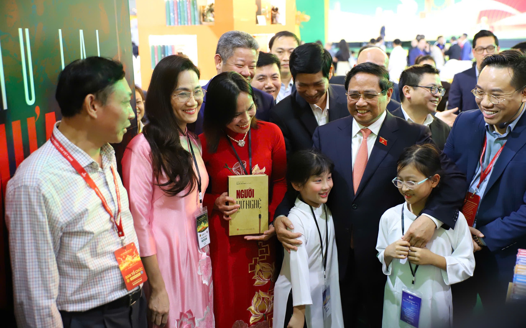 Thủ tướng Phạm Minh Chính thăm, kiểm tra công tác chuẩn bị của các gian hàng tại Hội chợ mùa Thu lần thứ nhất 2025