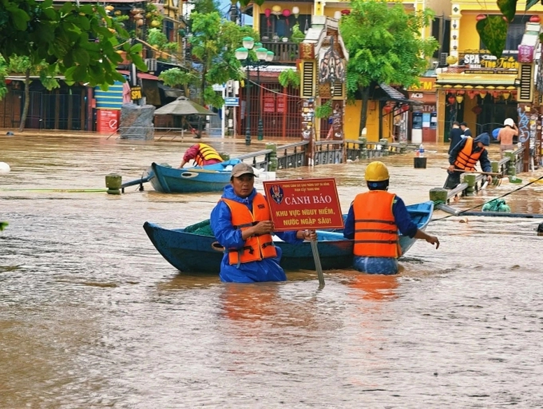 Tập trung ứng phó khẩn cấp, khắc phục hậu quả mưa lũ lớn tại khu vực Trung Bộ - Ảnh 1. Tập trung ứng phó khẩn cấp, khắc phục hậu quả mưa lũ lớn tại khu vực Trung Bộ - Ảnh 1.