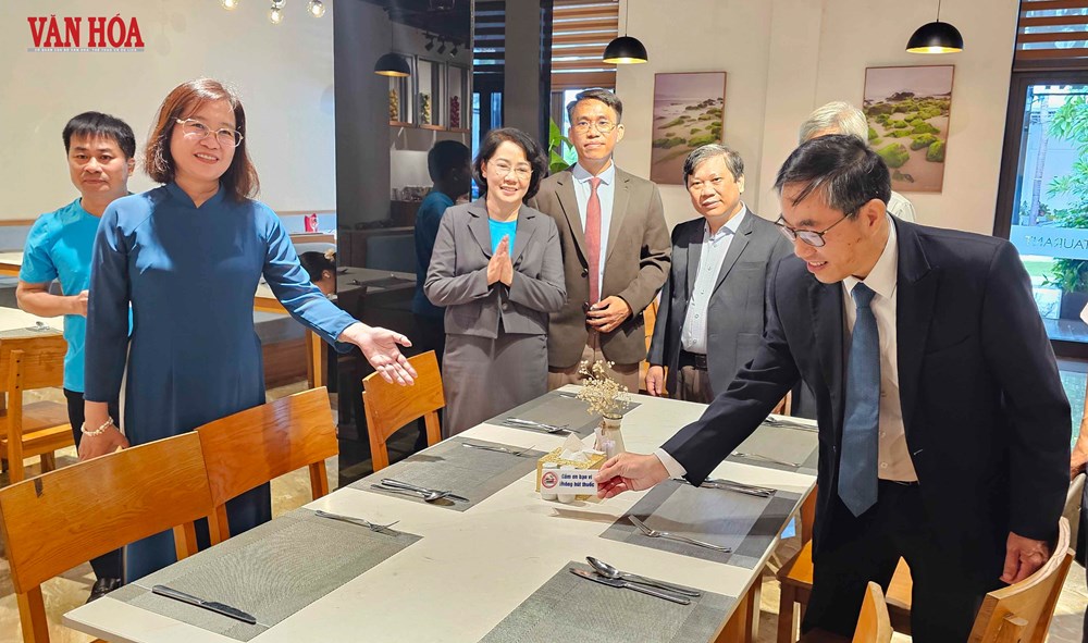 Phát động Chiến dịch “Môi trường không khói thuốc” tại nhà hàng, khách sạn và địa điểm công cộng - Ảnh 5. Phát động Chiến dịch “Môi trường không khói thuốc” tại nhà hàng, khách sạn và địa điểm công cộng - Ảnh 5.