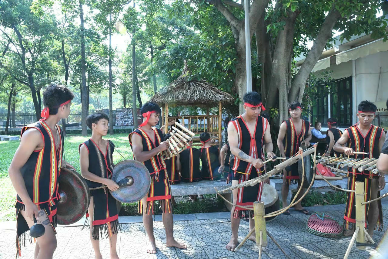 Giữ hồn di sản từ những “báu vật nhân văn sống” - Ảnh 1. Giữ hồn di sản từ những “báu vật nhân văn sống” - Ảnh 1.