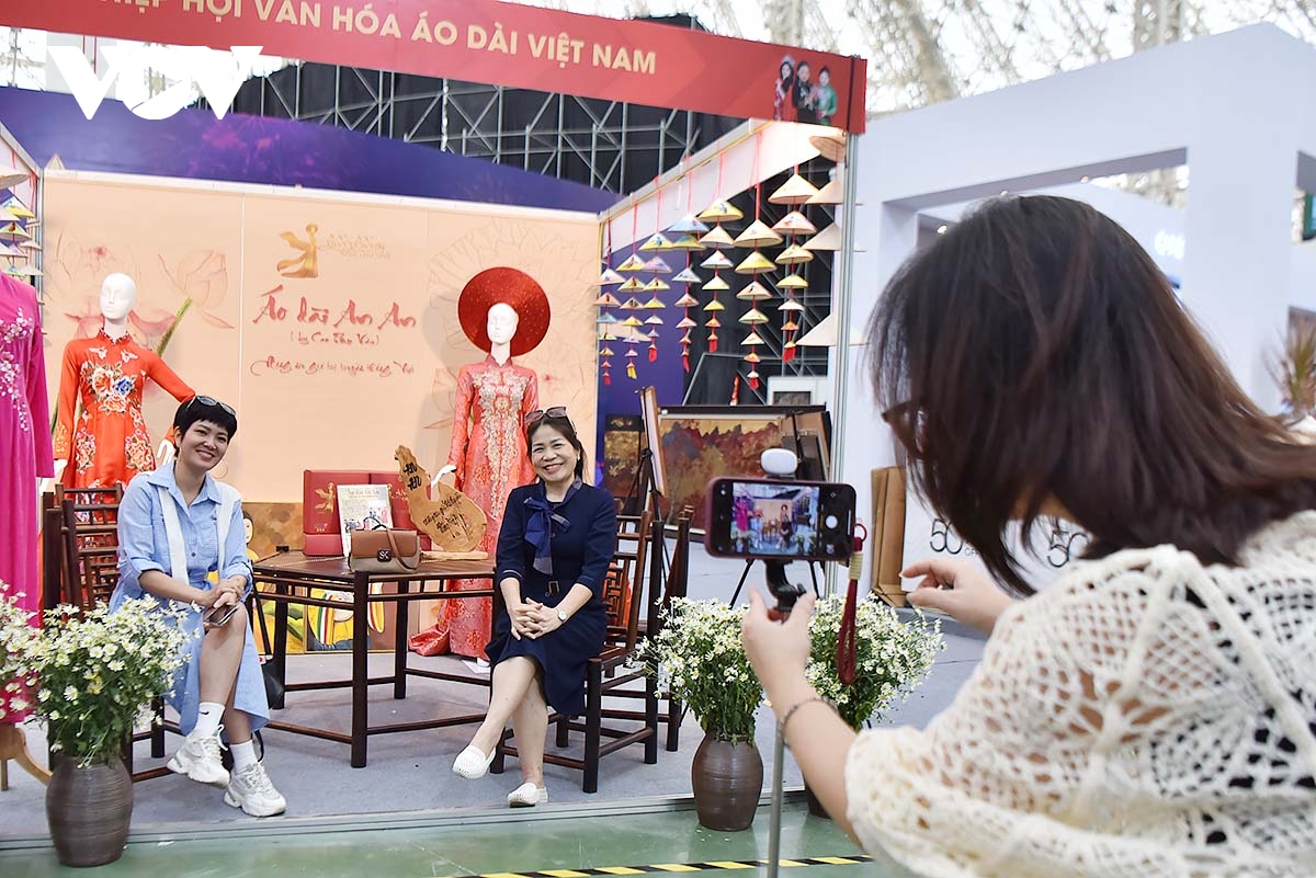 Bức tranh văn hóa đa sắc từ truyền thống tới hiện đại tại Hội chợ mùa Thu 2025 - Ảnh 8. Bức tranh văn hóa đa sắc từ truyền thống tới hiện đại tại Hội chợ mùa Thu 2025 - Ảnh 8.