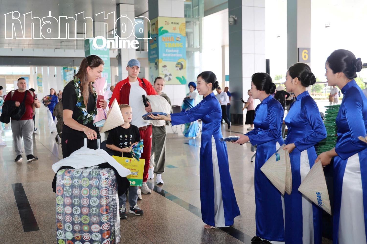 10 tháng, Khánh Hòa đón 817.000 lượt khách du lịch  - Ảnh 1. 10 tháng, Khánh Hòa đón 817.000 lượt khách du lịch  - Ảnh 1.