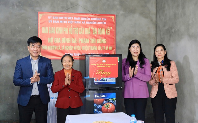 Att bygga solidaritetshus hjälper fattiga att stabilisera sina bostäder och förbättra sina liv - Foto 1. Xây dựng nhà đại đoàn kết giúp người nghèo ổn định nơi ăn chốn ở, vươn lên trong cuộc sống - Ảnh 1.