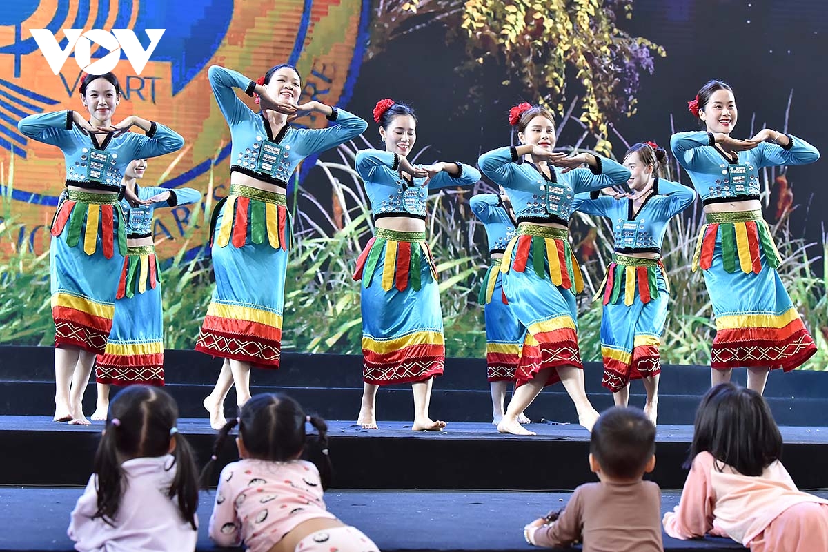 Bức tranh văn hóa đa sắc từ truyền thống tới hiện đại tại Hội chợ mùa Thu 2025 - Ảnh 2. Bức tranh văn hóa đa sắc từ truyền thống tới hiện đại tại Hội chợ mùa Thu 2025 - Ảnh 2.