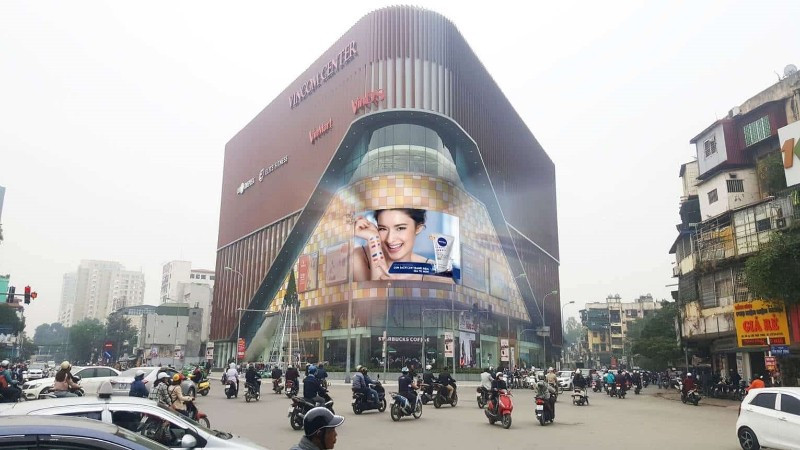 Quảng cáo ngoài trời cần đẹp và an toàn - Ảnh 1. Quảng cáo ngoài trời cần đẹp và an toàn - Ảnh 1.