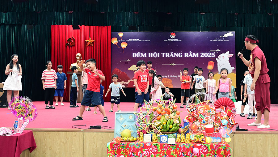 Đoàn Thanh niên Cục Du lịch Quốc gia Việt Nam tổ chức Chương trình Đêm hội Trăng rằm 2025 - Ảnh 6.