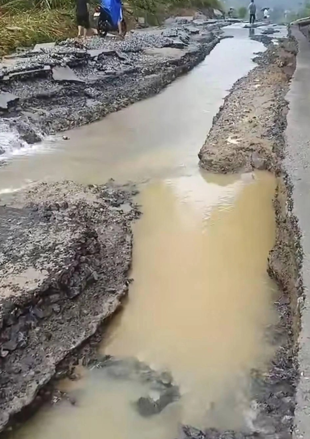 Bão Matmo tăng tốc, du khách cân nhắc khi đi Sa Pa, Mù Cang Chải, Mộc Châu - Ảnh 3.