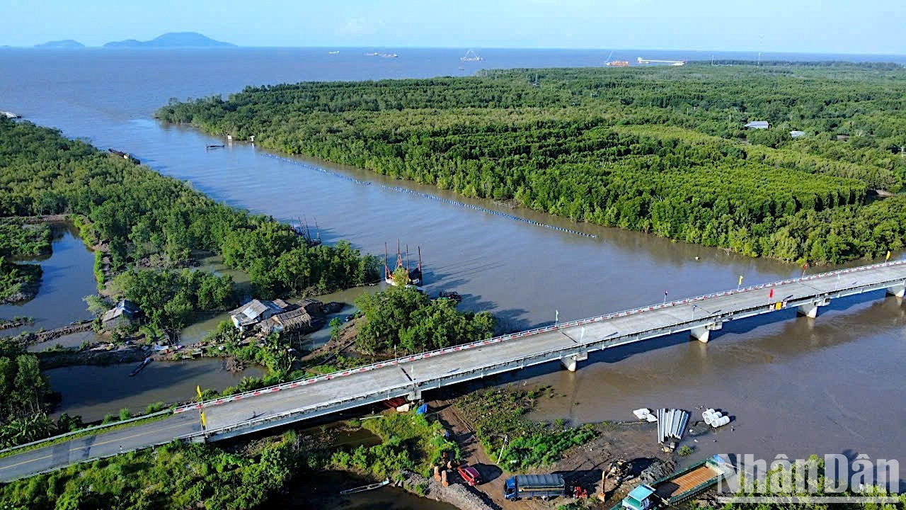Ca Mau “ឆ្លៀតឱកាស” ដើម្បីអភិវឌ្ឍន៍ទេសចរណ៍ - រូបថត ៤. Cà Mau “thuận thế đẩy thuyền” để phát triển du lịch - Ảnh 4.