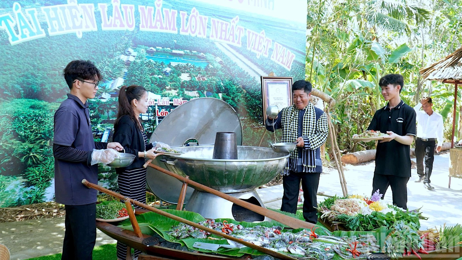 Ca Mau “ទាញយកប្រយោជន៍ពីស្ថានភាព” ដើម្បីអភិវឌ្ឍន៍ទេសចរណ៍ - រូបថត ១១. Cà Mau “thuận thế đẩy thuyền” để phát triển du lịch - Ảnh 11.