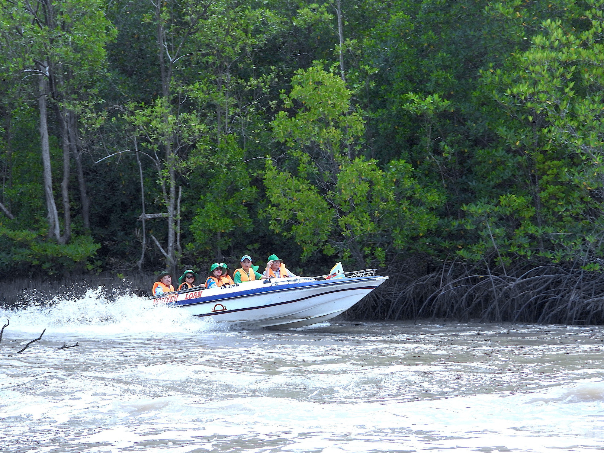Ca Mau “ឆ្លៀតឱកាស” ដើម្បីអភិវឌ្ឍន៍ទេសចរណ៍ - រូបថត ២. Cà Mau “thuận thế đẩy thuyền” để phát triển du lịch - Ảnh 2.
