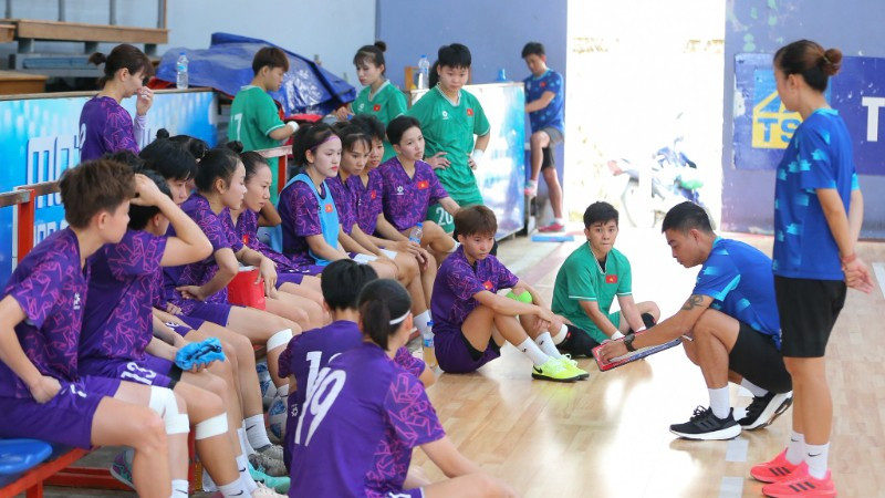 Đội tuyển futsal nữ Việt Nam tập trung chuẩn bị cho SEA Games 33 - Ảnh 1.