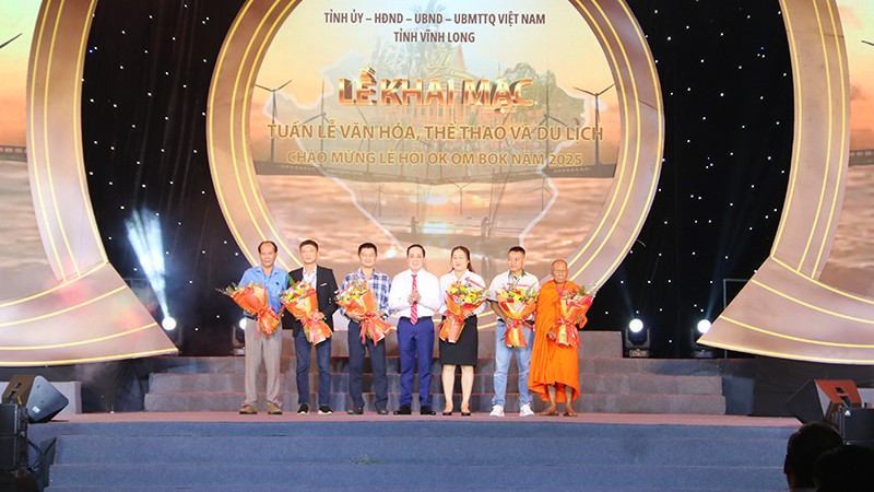 Khai mạc Tuần lễ văn hóa, du lịch gắn với Lễ hội Ok Om Bok tại Vĩnh Long - Ảnh 1. Khai mạc Tuần lễ văn hóa, du lịch gắn với Lễ hội Ok Om Bok tại Vĩnh Long - Ảnh 1.