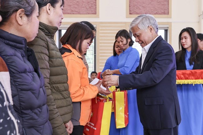 Nâng cao nhận thức, trách nhiệm của các cấp, các ngành và các doanh nghiệp, tổ chức, cá nhân cùng tham gia giúp đỡ người nghèo, cộng đồng nghèo - Ảnh 1. Nâng cao nhận thức, trách nhiệm của các cấp, các ngành và các doanh nghiệp, tổ chức, cá nhân cùng tham gia giúp đỡ người nghèo, cộng đồng nghèo - Ảnh 1.