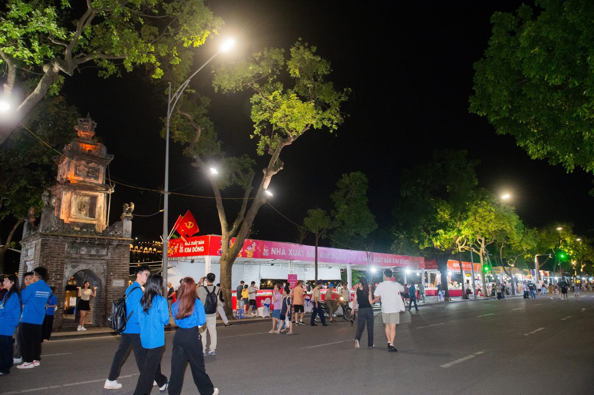 Přestaňte organizovat konferenci o shrnutí rozvoje čtenářské kultury, abyste zajistili bezpečnost před bouří č. 11 - Foto 1. Dừng tổ chức Hội nghị Tổng kết phát triển Văn hóa đọc nhằm bảo đảm an toàn trước bão số 11 - Ảnh 1.