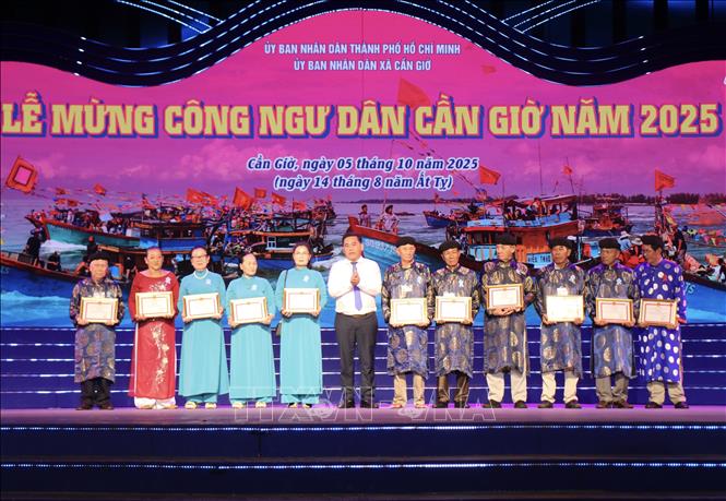 Nhiều hoạt động phong phú tại Lễ hội Nghinh Ông Cần Giờ 2025 - Ảnh 2. Nhiều hoạt động phong phú tại Lễ hội Nghinh Ông Cần Giờ 2025 - Ảnh 2.