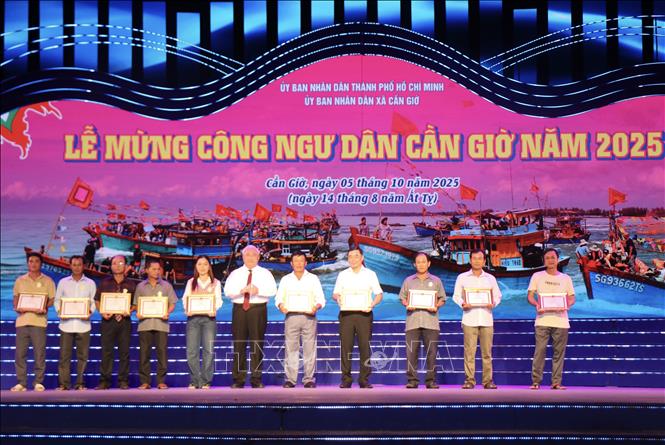 Nhiều hoạt động phong phú tại Lễ hội Nghinh Ông Cần Giờ 2025 - Ảnh 3. Nhiều hoạt động phong phú tại Lễ hội Nghinh Ông Cần Giờ 2025 - Ảnh 3.