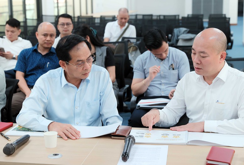 Phó Thủ tướng Bùi Thanh Sơn kiểm tra công tác chuẩn bị tổ chức Hội chợ Mùa thu 2025 - Ảnh 2. Phó Thủ tướng Bùi Thanh Sơn kiểm tra công tác chuẩn bị tổ chức Hội chợ Mùa thu 2025 - Ảnh 2.