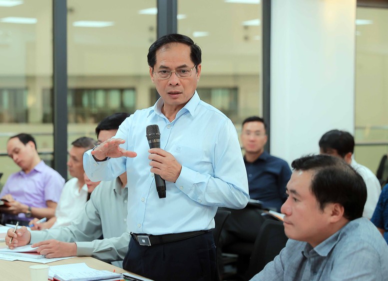 Phó Thủ tướng Bùi Thanh Sơn kiểm tra công tác chuẩn bị tổ chức Hội chợ Mùa thu 2025 - Ảnh 1. Phó Thủ tướng Bùi Thanh Sơn kiểm tra công tác chuẩn bị tổ chức Hội chợ Mùa thu 2025 - Ảnh 1.