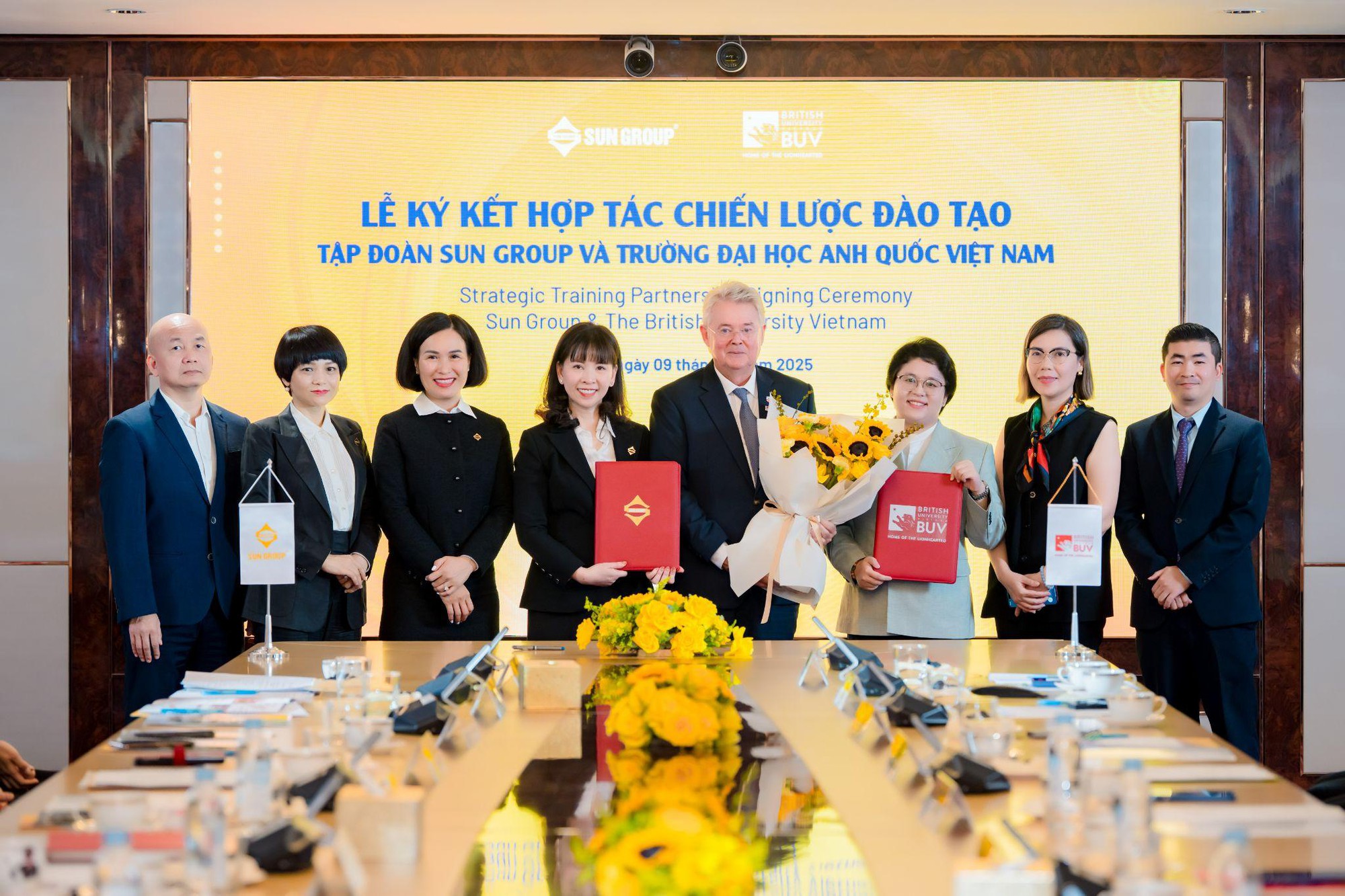 Sun Group hợp tác chiến lược đào tạo với Đại học Anh Quốc Việt Nam và Language Link Việt Nam - Ảnh 2. Sun Group hợp tác chiến lược đào tạo với Đại học Anh Quốc Việt Nam và Language Link Việt Nam - Ảnh 2.