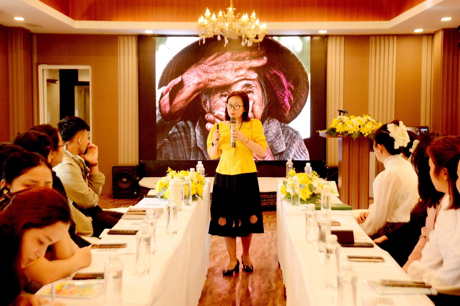 Bồi dưỡng nghiệp vụ buồng cho cơ sở kinh doanh du lịch phía Tây Lâm Đồng - Ảnh 1.