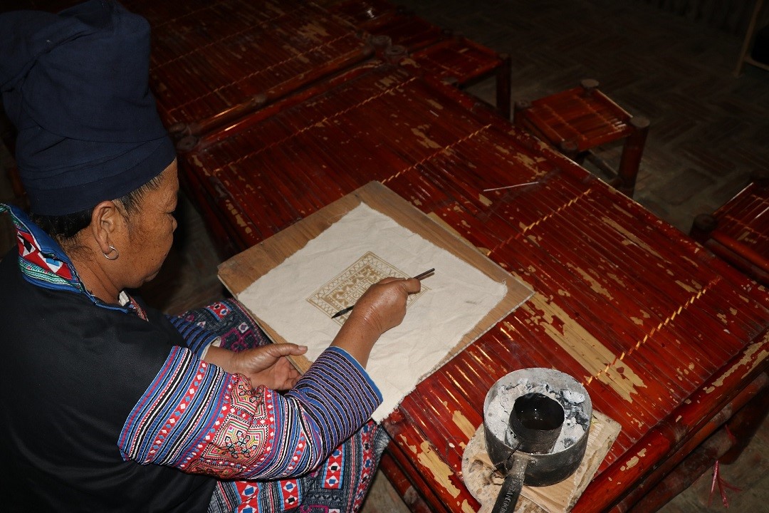 សិល្បៈពិសេសនៃគំនូរក្រមួនឃ្មុំលើក្រណាត់ទេសឯករបស់ជនជាតិម៉ុង - រូបថត ១. Nghệ thuật vẽ sáp ong trên vải lanh độc đáo của người Mông - Ảnh 1.