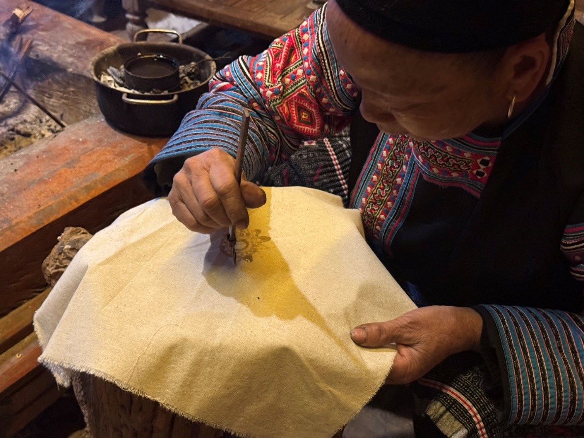 សិល្បៈពិសេសនៃគំនូរក្រមួនឃ្មុំលើក្រណាត់ទេសឯករបស់ជនជាតិម៉ុង - រូបថត ២. Nghệ thuật vẽ sáp ong trên vải lanh độc đáo của người Mông - Ảnh 2.