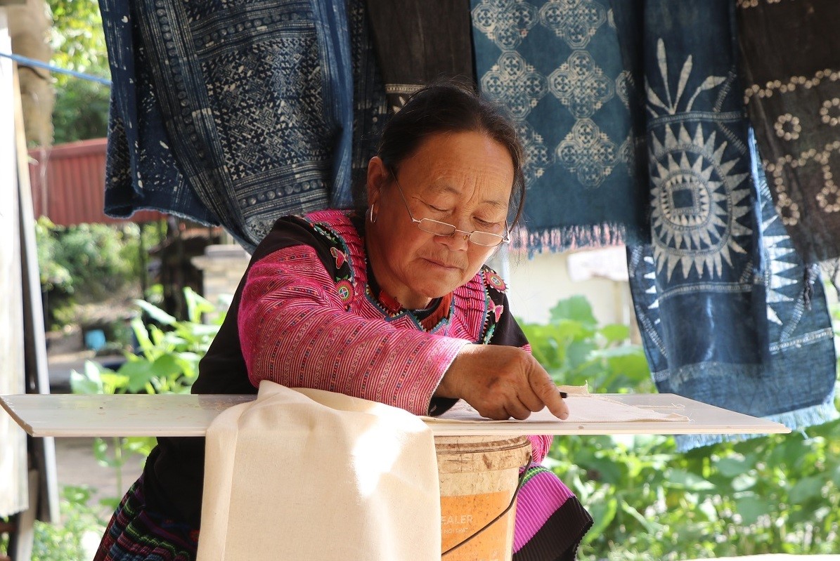 សិល្បៈពិសេសនៃគំនូរក្រមួនឃ្មុំលើក្រណាត់ទេសឯករបស់ជនជាតិម៉ុង - រូបថត ៣. Nghệ thuật vẽ sáp ong trên vải lanh độc đáo của người Mông - Ảnh 3.