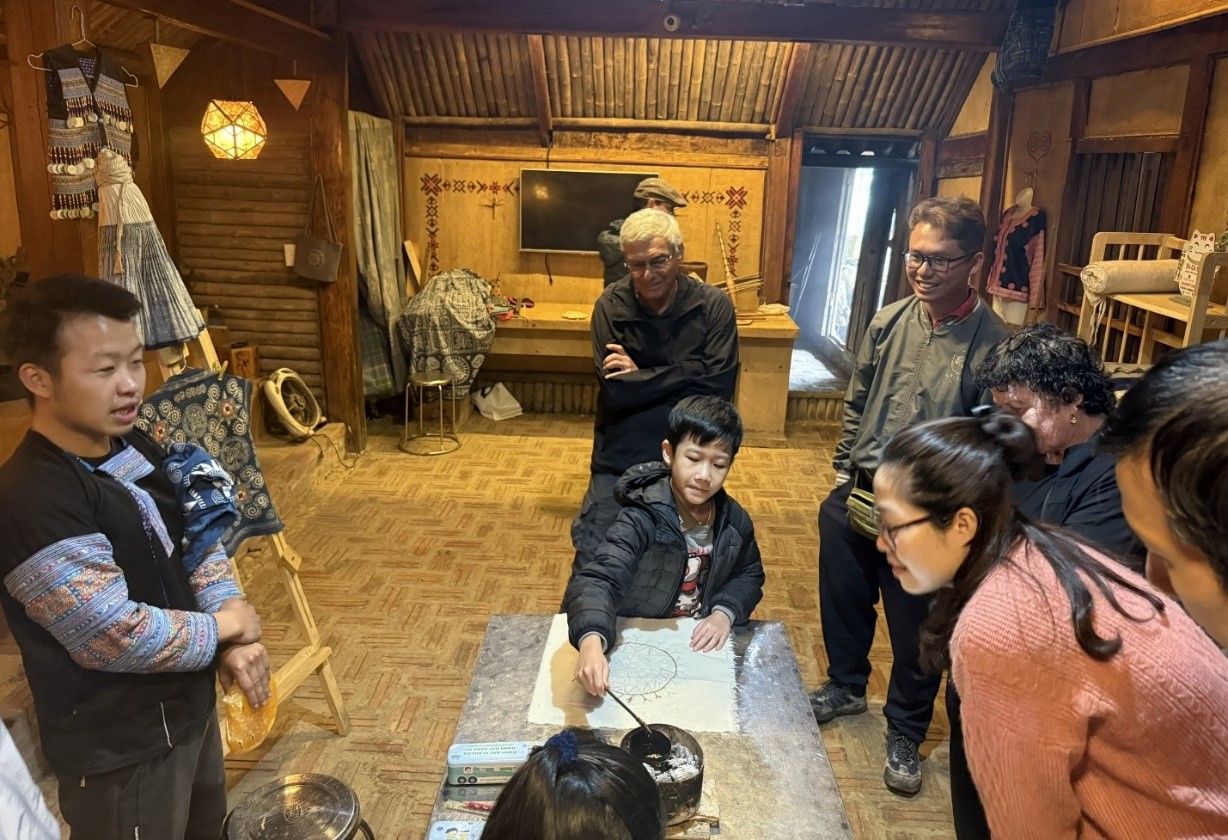 សិល្បៈពិសេសនៃគំនូរក្រមួនឃ្មុំលើក្រណាត់ទេសឯករបស់ជនជាតិម៉ុង - រូបថត ៤. Nghệ thuật vẽ sáp ong trên vải lanh độc đáo của người Mông - Ảnh 4.