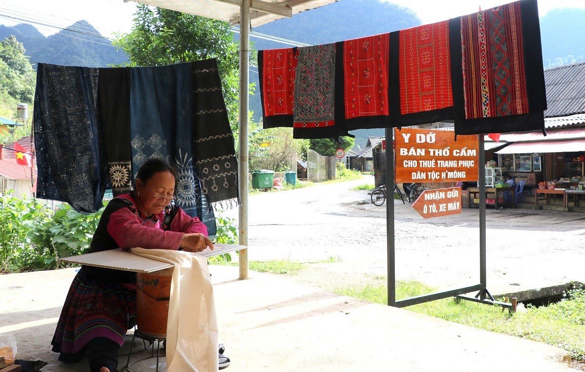 សិល្បៈពិសេសនៃការគូររូបក្រមួនឃ្មុំលើក្រណាត់ទេសឯករបស់ជនជាតិម៉ុង - រូបថត ៥. Nghệ thuật vẽ sáp ong trên vải lanh độc đáo của người Mông - Ảnh 5.