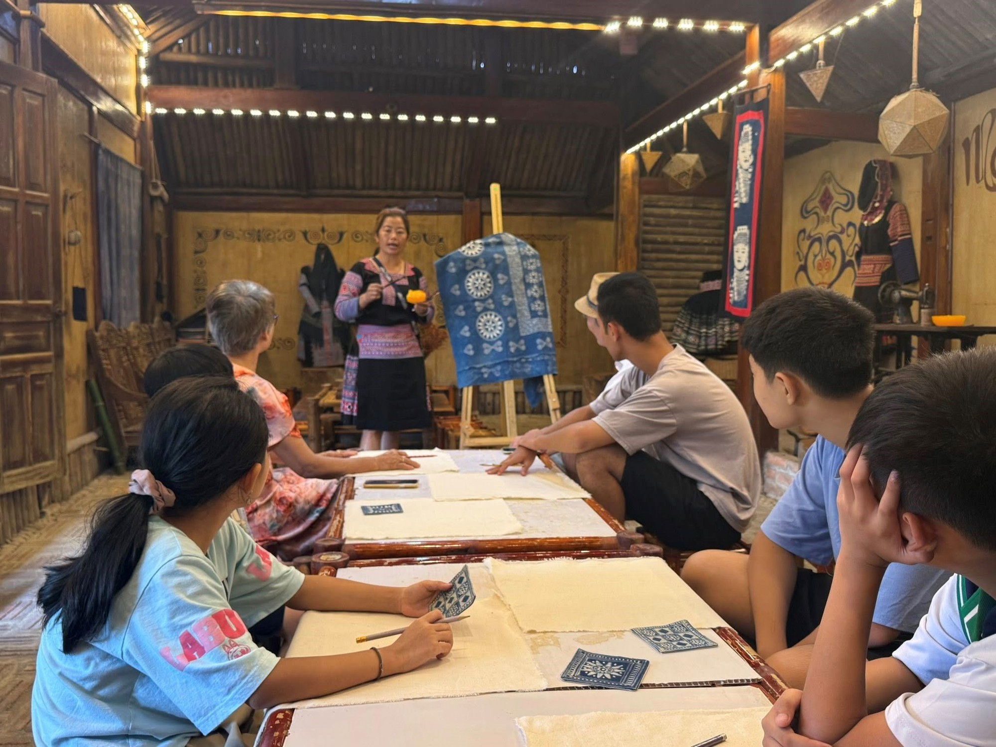 Đưa làng nghề truyền thống trở thành trụ cột kinh tế bền vững, góp phần bảo tồn các giá trị văn hóa truyền thống - Ảnh 1.