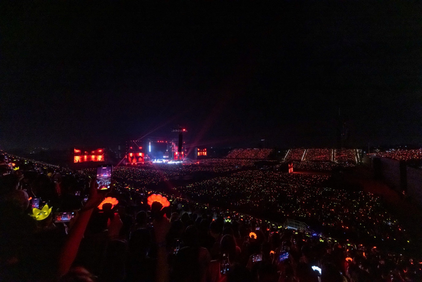 Điều gì khiến fan “lụy” G-DRAGON 2025 WORLD TOUR [Übermensch] in Hanoi, presented by VPBank - Ảnh 1.