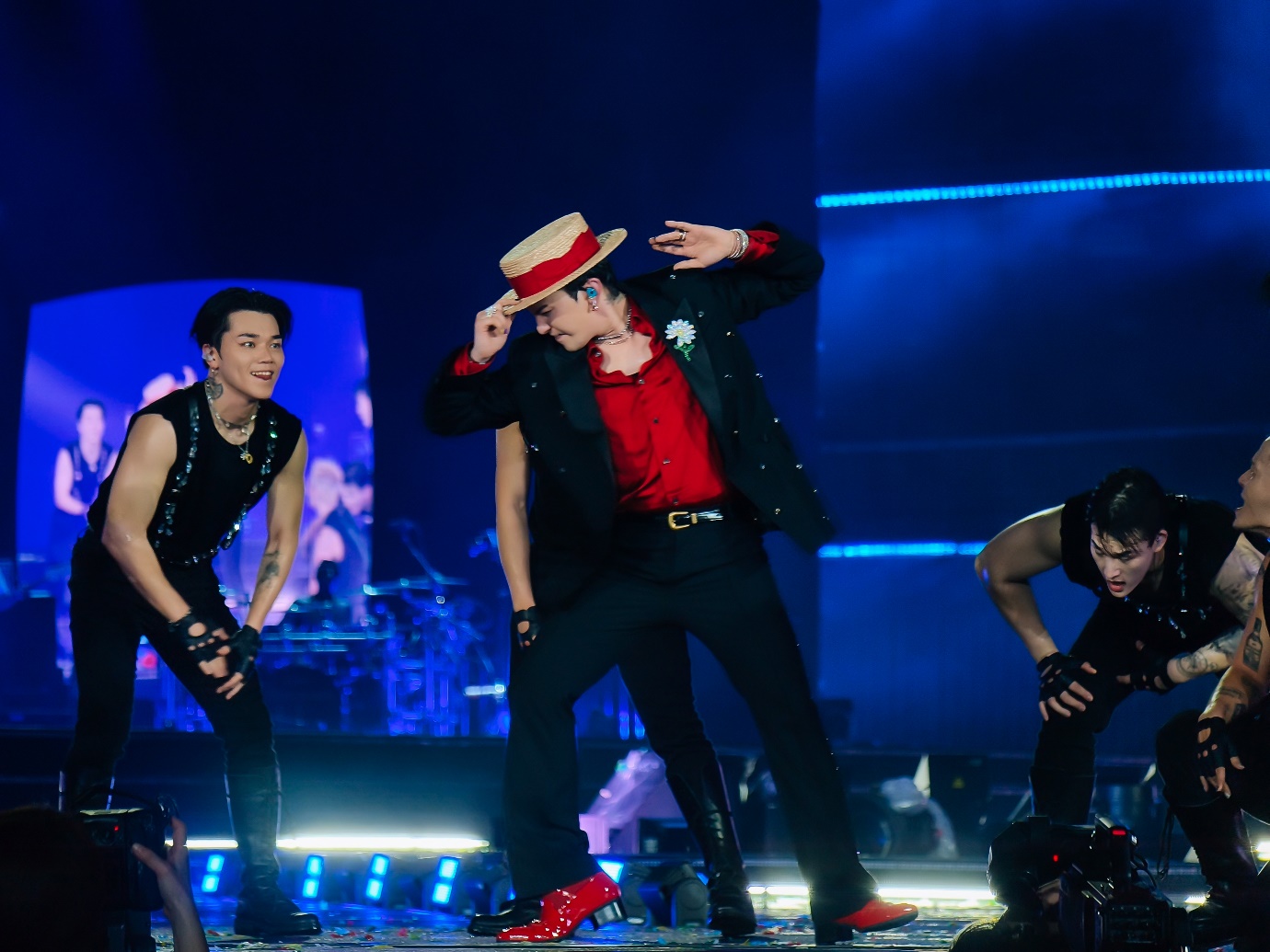 Điều gì khiến fan “lụy” G-DRAGON 2025 WORLD TOUR [Übermensch] in Hanoi, presented by VPBank - Ảnh 2.