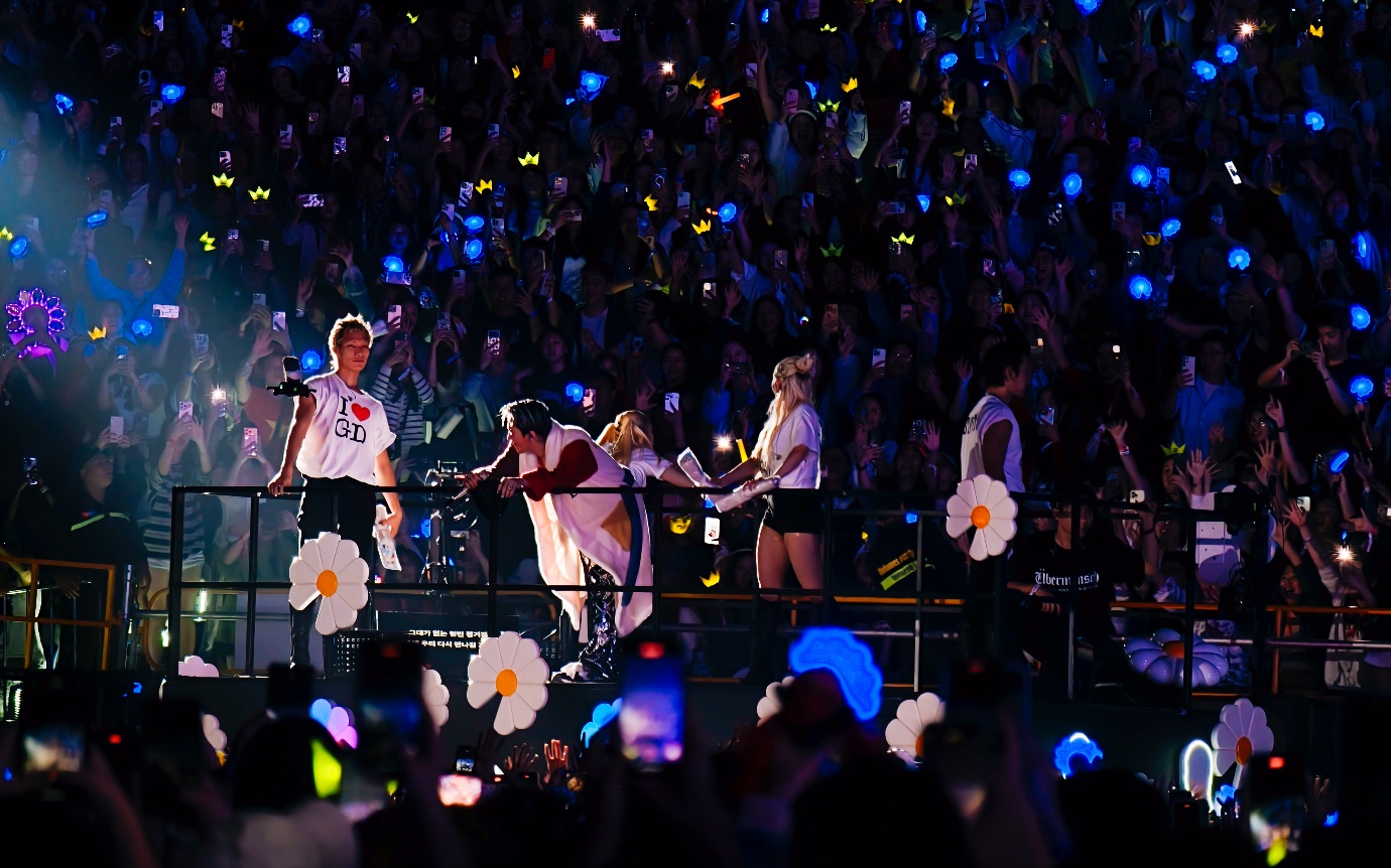 Điều gì khiến fan “lụy” G-DRAGON 2025 WORLD TOUR [Übermensch] in Hanoi, presented by VPBank - Ảnh 4.