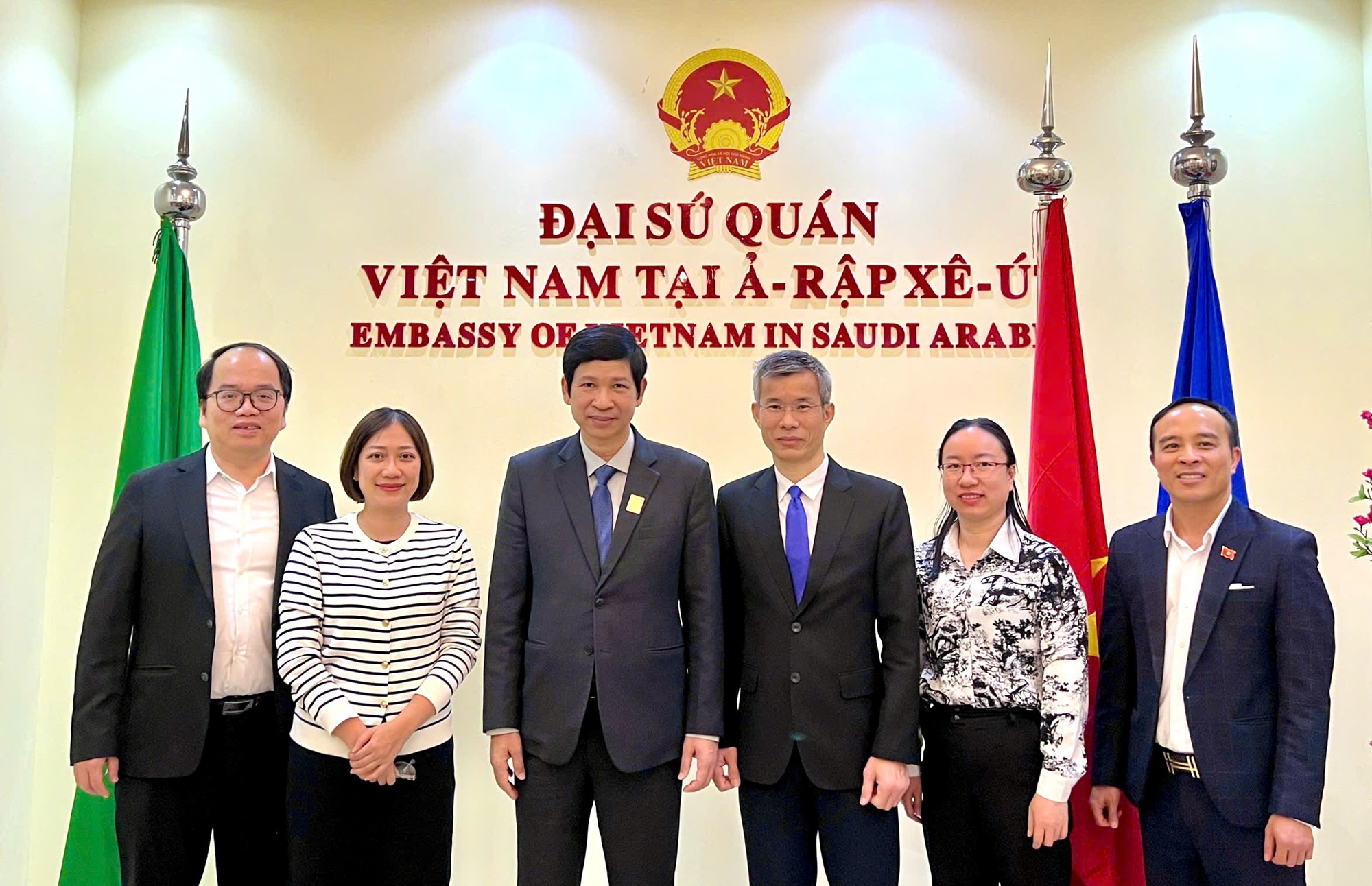 Thứ trưởng Hồ An Phong thăm và làm việc với Đại sứ quán Việt Nam tại Ả-rập Xê-út - Ảnh 2.