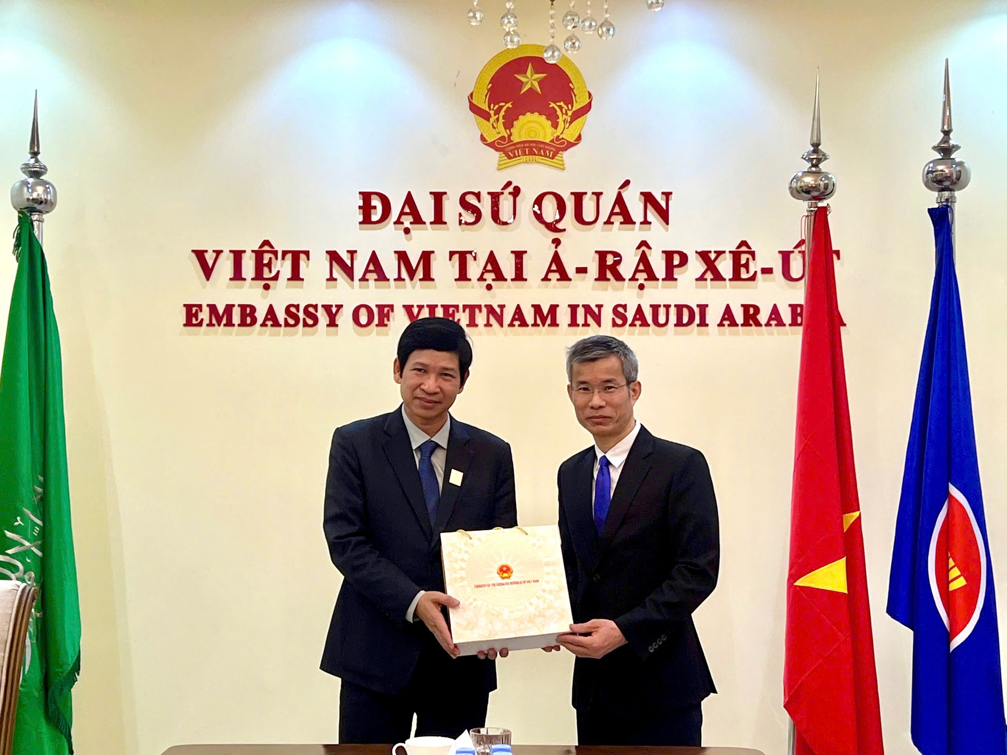 Thứ trưởng Hồ An Phong thăm và làm việc với Đại sứ quán Việt Nam tại Ả-rập Xê-út - Ảnh 3.